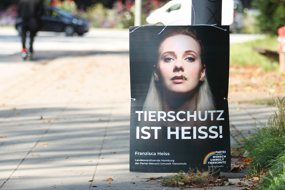Die Heilpraktikerin und Hamburger Landesvorsitzende Franzisca Heiss auf einem Wahlplakat der Tierschutzpartei.