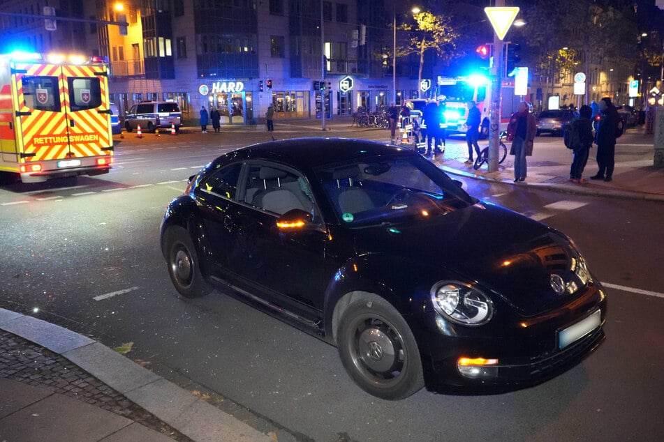 Beim Zusammenstoß ging unter anderem die Scheibe des Autos zu Bruch.