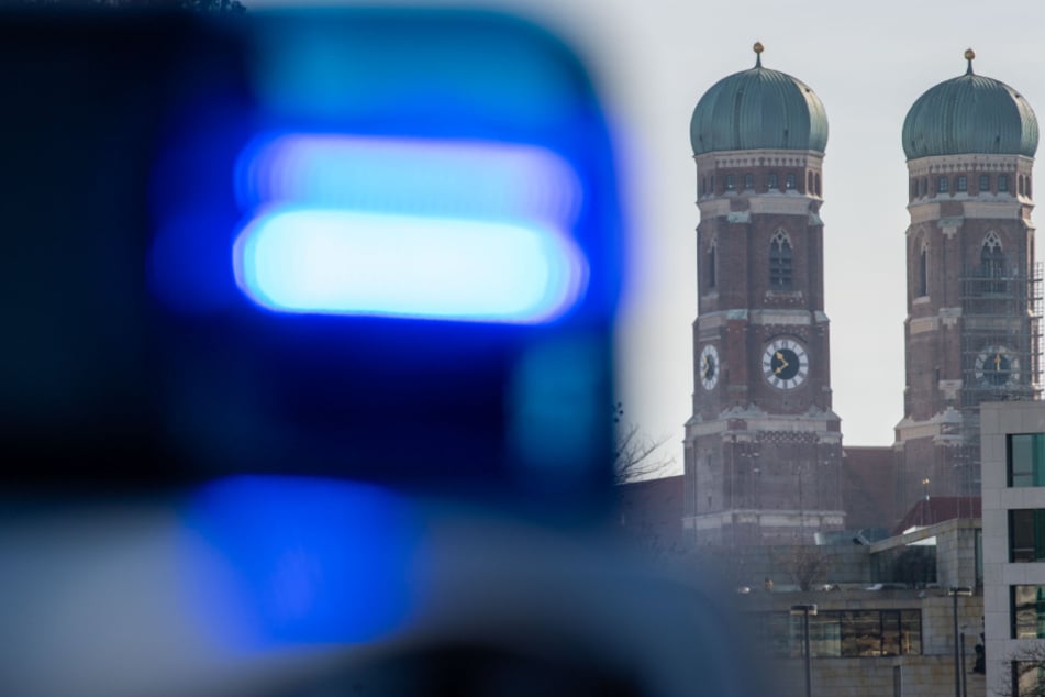 Eine 15-Jährige hat einem Senior bei einem Brand in München das Leben gerettet. (Symbolbild)