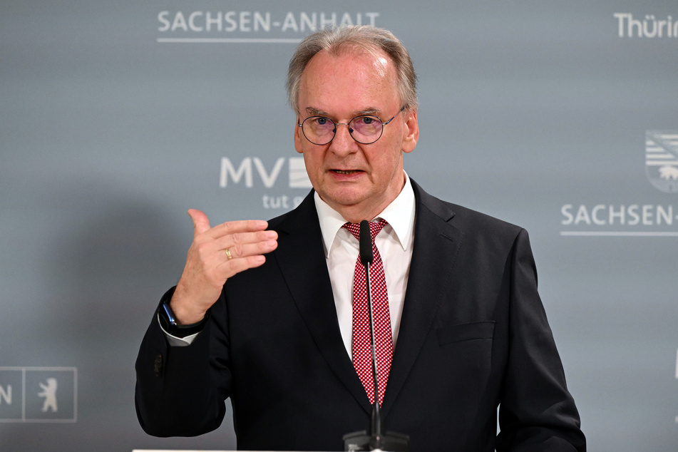 Sachsen-Anhalts Ministerpräsident Reiner Haseloff (70, CDU) ist gegenüber der Intel-Ansiedlung in Magdeburg zuversichtlich.