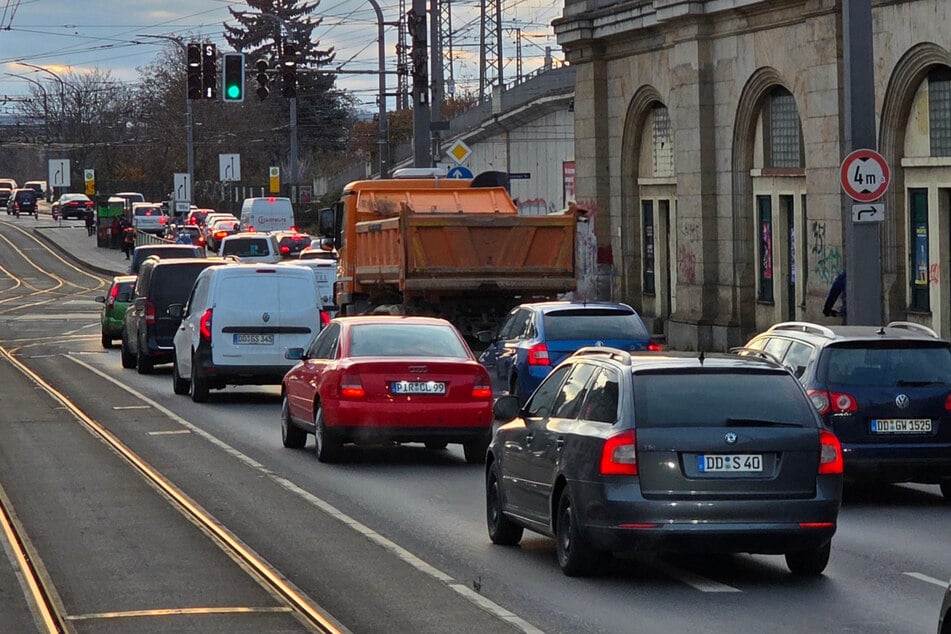 Trotz grüner Ampeln kamen Autofahrer auf der Antonstraße vor der Brücke Donnerstagnachmittag nur mühsam voran.