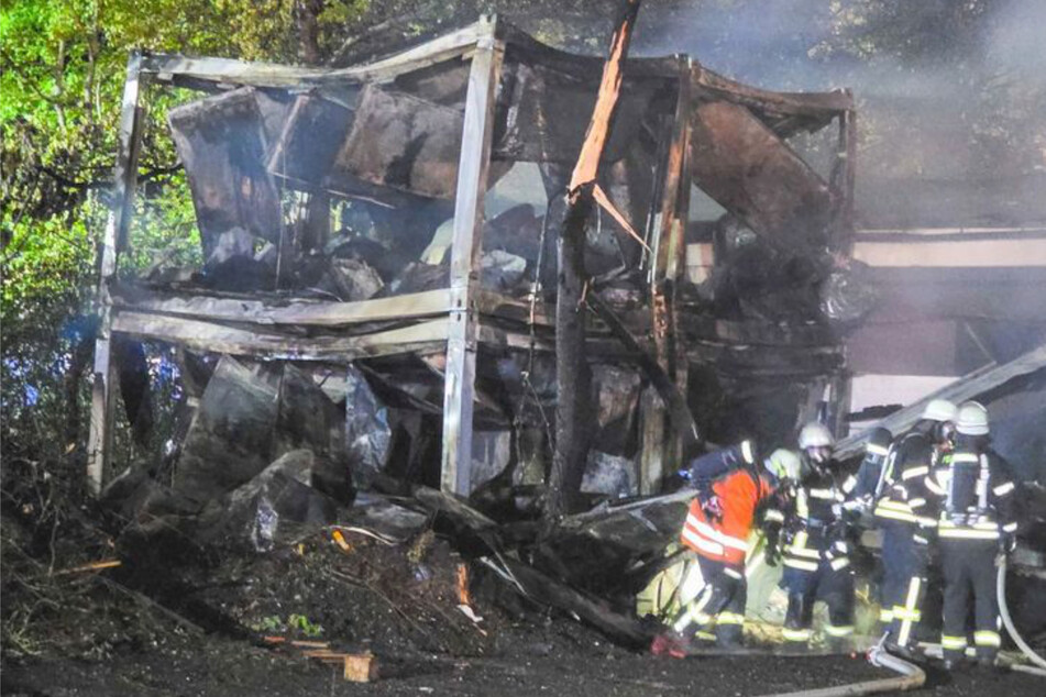 Holzbaufirma geht in Flammen auf: Immenser Schaden nach Großbrand