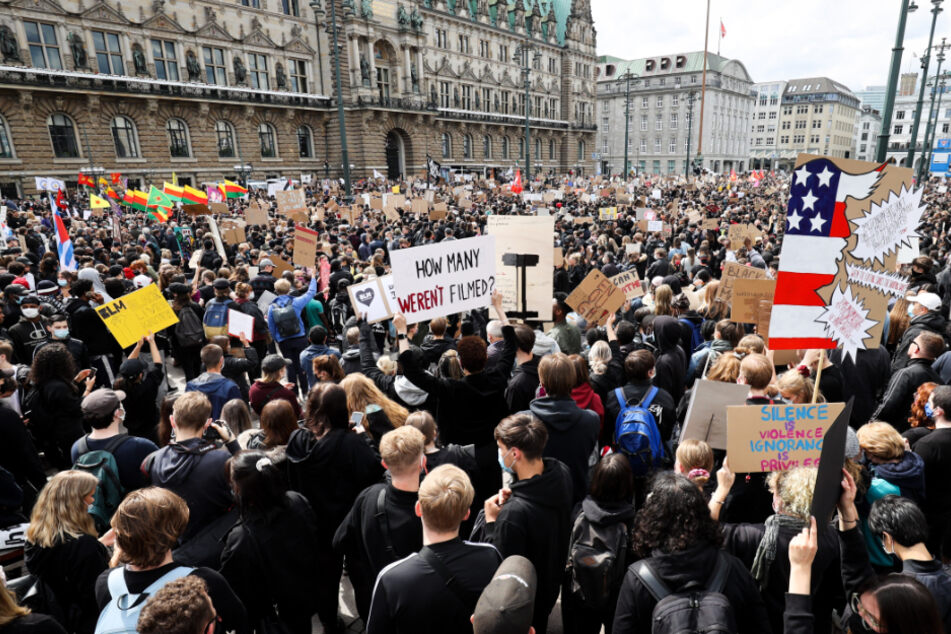 Tausende gingen am Samstag in Hamburg gegen Rassismus und Polizeigewalt demonstrieren.