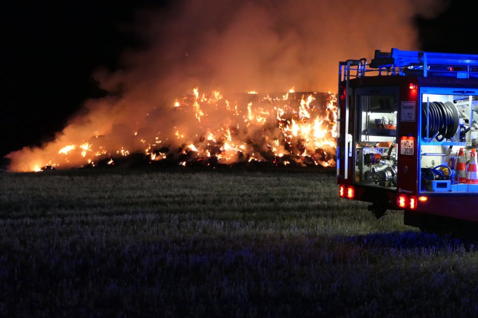 Flammen im Landkreis Leipzig: Hier fackeln Hunderte Strohballen ab