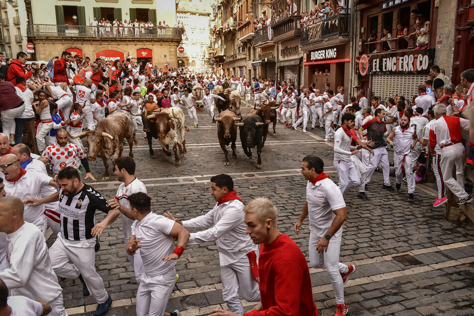 Menschen laufen während des letzten Stiertreibens beim "Sanfermines"-Fest in Pamplona mit den Tieren.