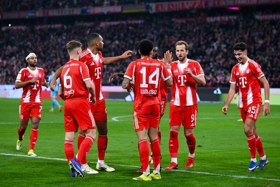 Harry Kane (2.v.r.) und seine Kollegen setzten sich letztlich im Spitzenspiel durch.