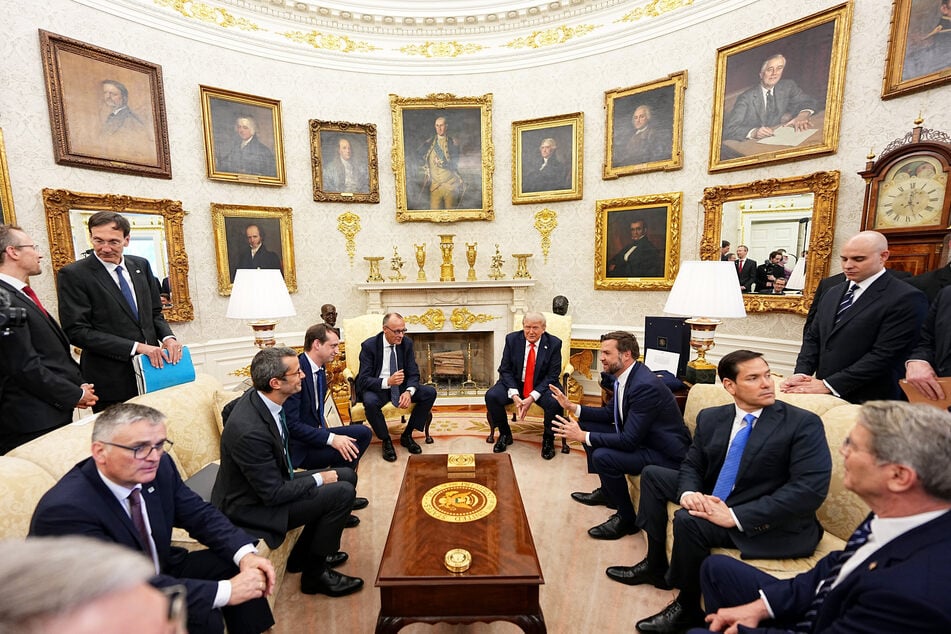 US-Präsident Donald Trump (78, m.r.) empfängt Bundeskanzler Friedrich Merz (69, CDU, m.l.) im Oval Office im Weißen Haus.