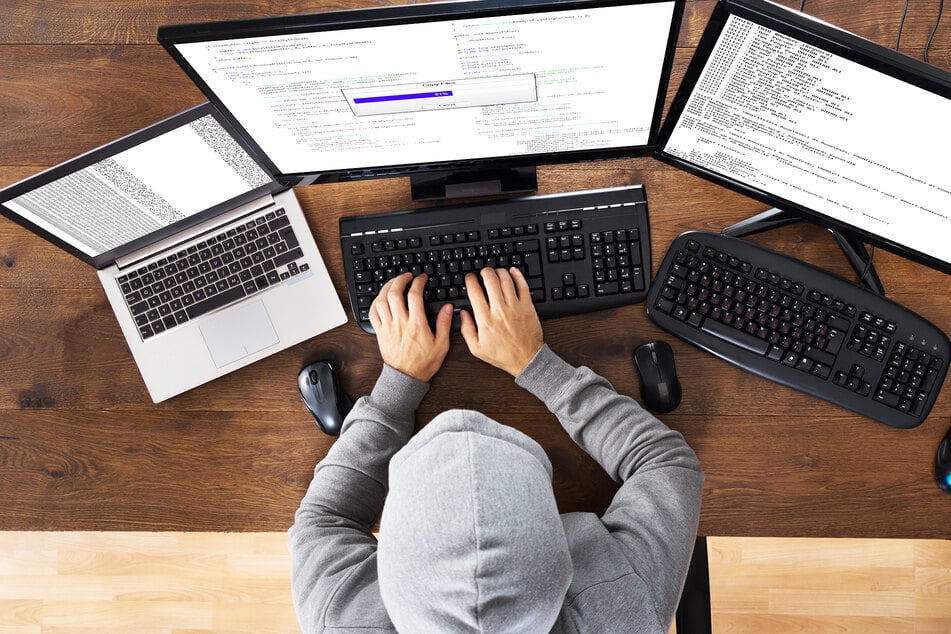 Ein Hacker macht sich an verschiedenen Plattformen zu schaffen. (Symbolbild)