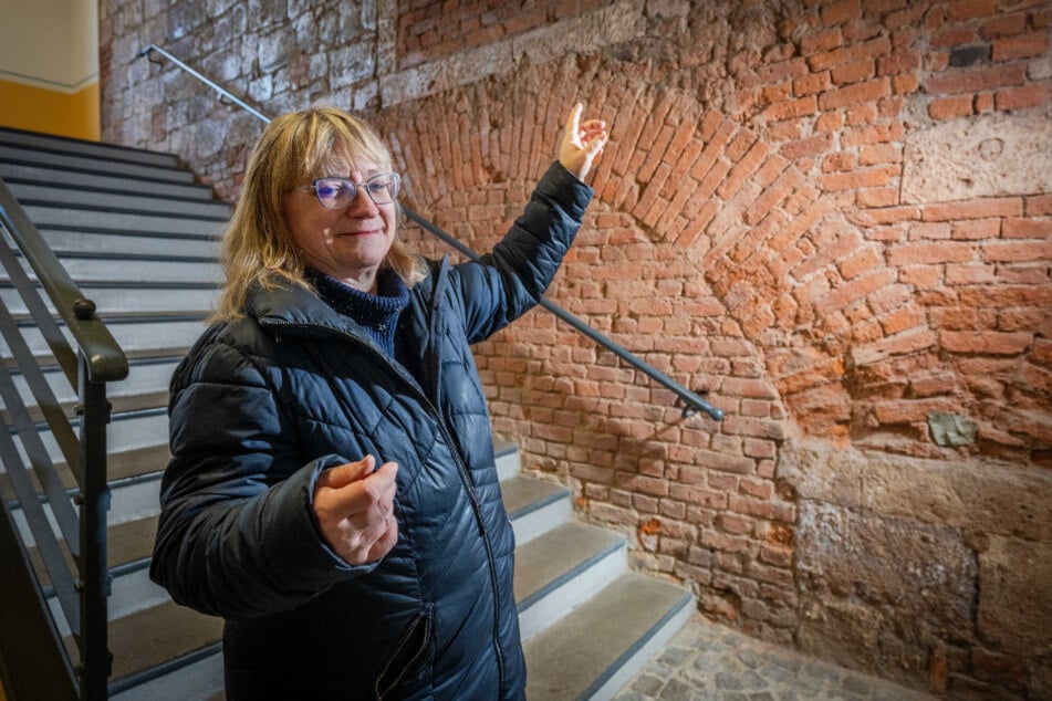 Gästeführerin Karin Meisel kennt die Geschichte und Geschichten der Schönherrfabrik.