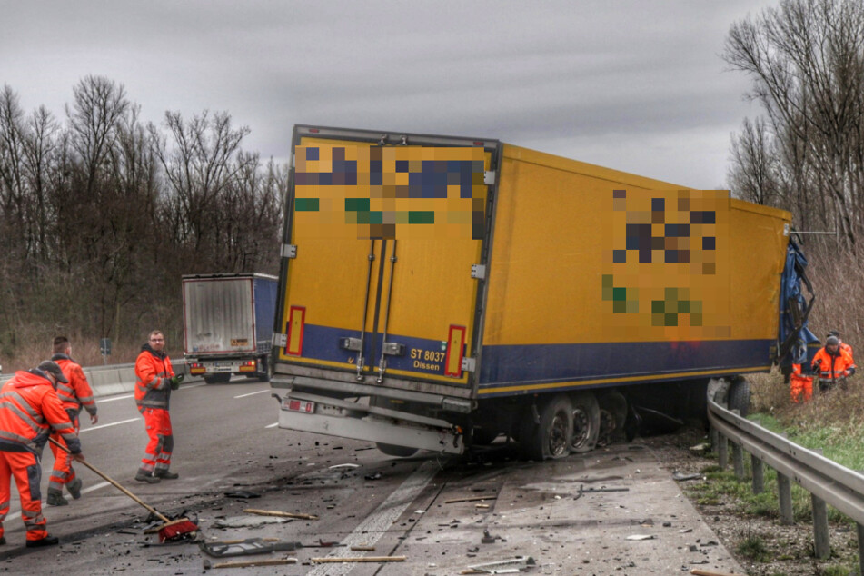 Schwerer Lkw-Unfall auf der Autobahn: Laster durchbricht Leitplanke