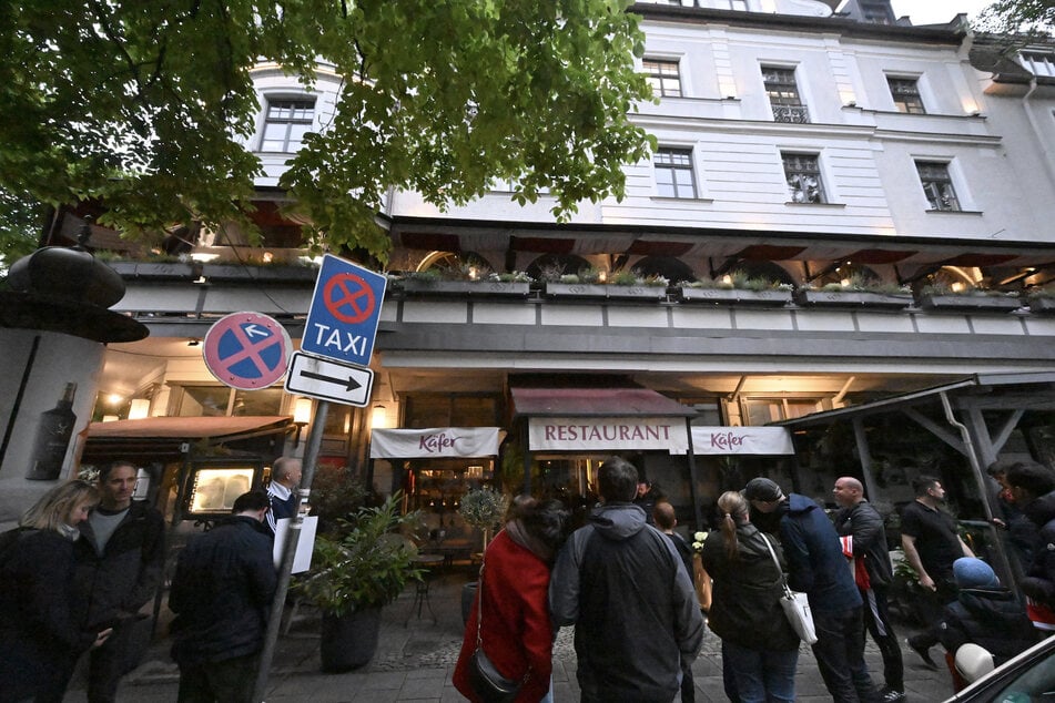 Außerhalb des Käfer-Restaurants in München sammelte sich eine kleine Gruppe Fans.