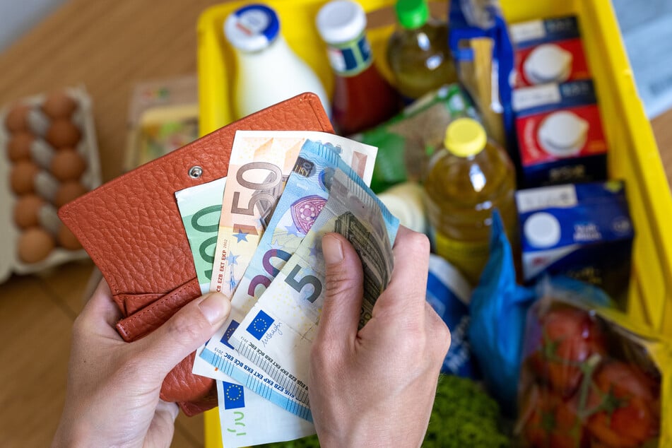 Fast alles wird teurer: Die hohe Inflation bremst viele Sparer in Deutschland aus.