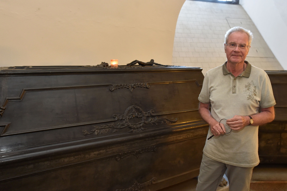 Christoph Pötzsch (67), hier neben Friedrich Christians Sarg, führt Besucher seit über 20 Jahren durch die königliche Krypta.