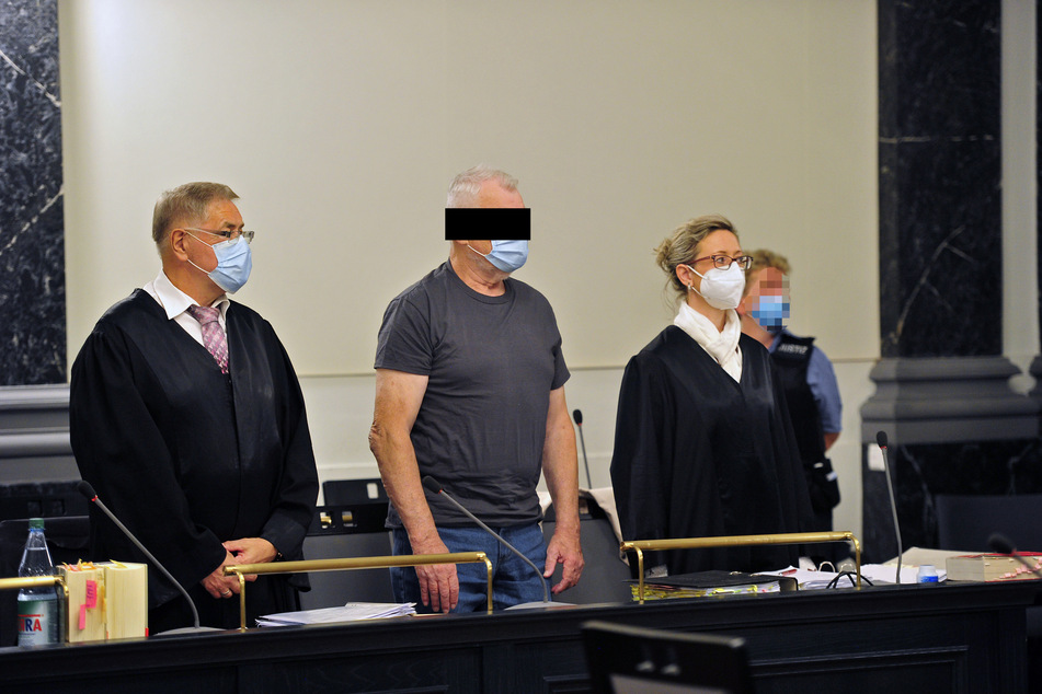 Der Angeklagte Julius Z. (74, m.) muss sich seit Donnerstag vor dem Landgericht Zwickau verantworten.