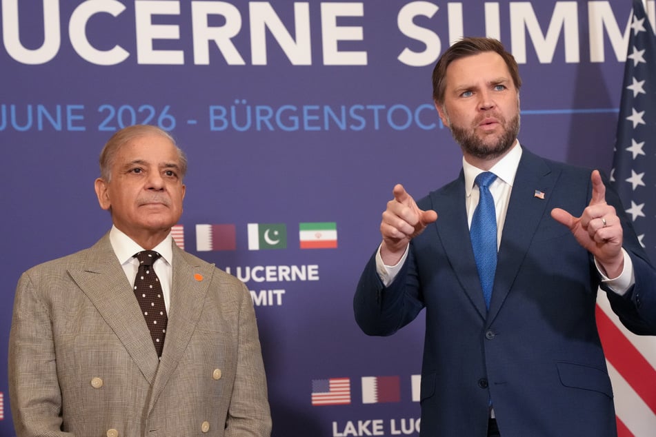 Schweiz, Bürgenstock: US-Vizepräsident JD Vance (r., 41) begrüßt den pakistanischen Premierminister Shehbaz Sharif (74) im Rahmen hochrangiger Gespräche.