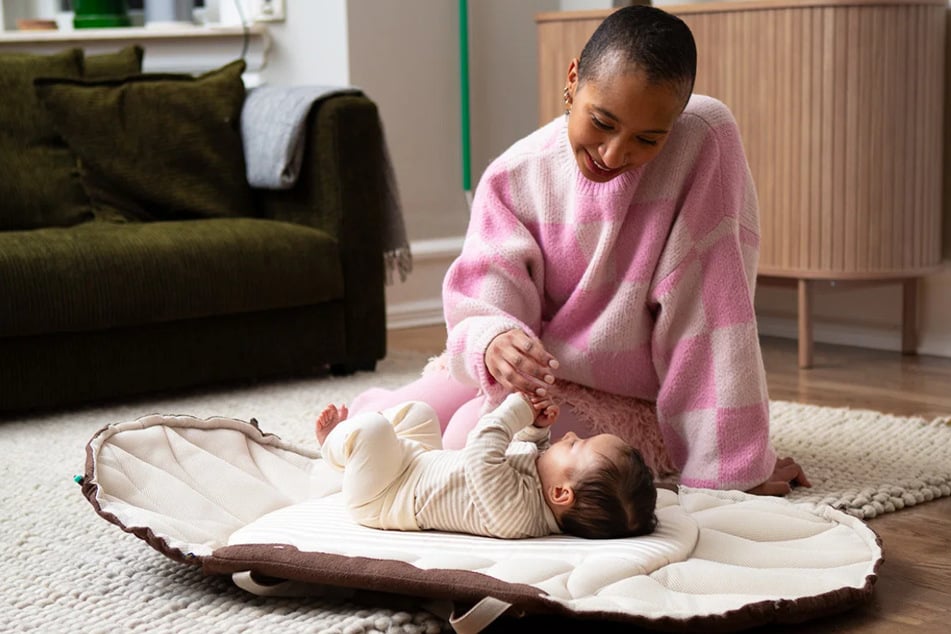Dank 3-in-1-Design (Babyliege, Babywanne und Spielmatte) ist der SleepCarrier Vol. 5 super praktisch in Alltag.