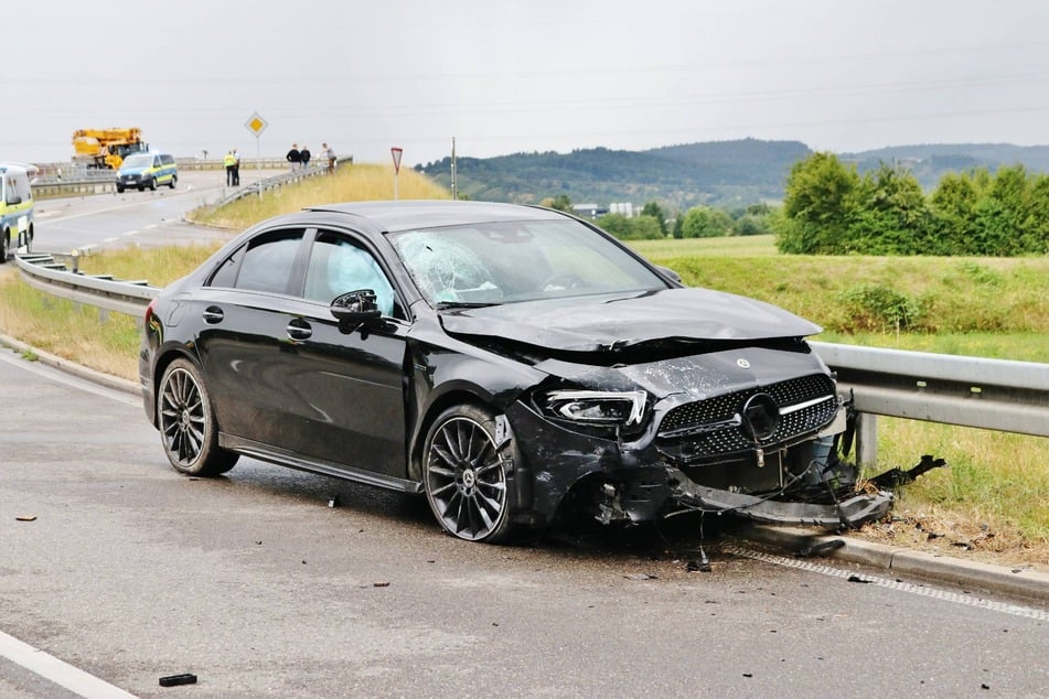 Der Mercedes musste abgeschleppt werden.