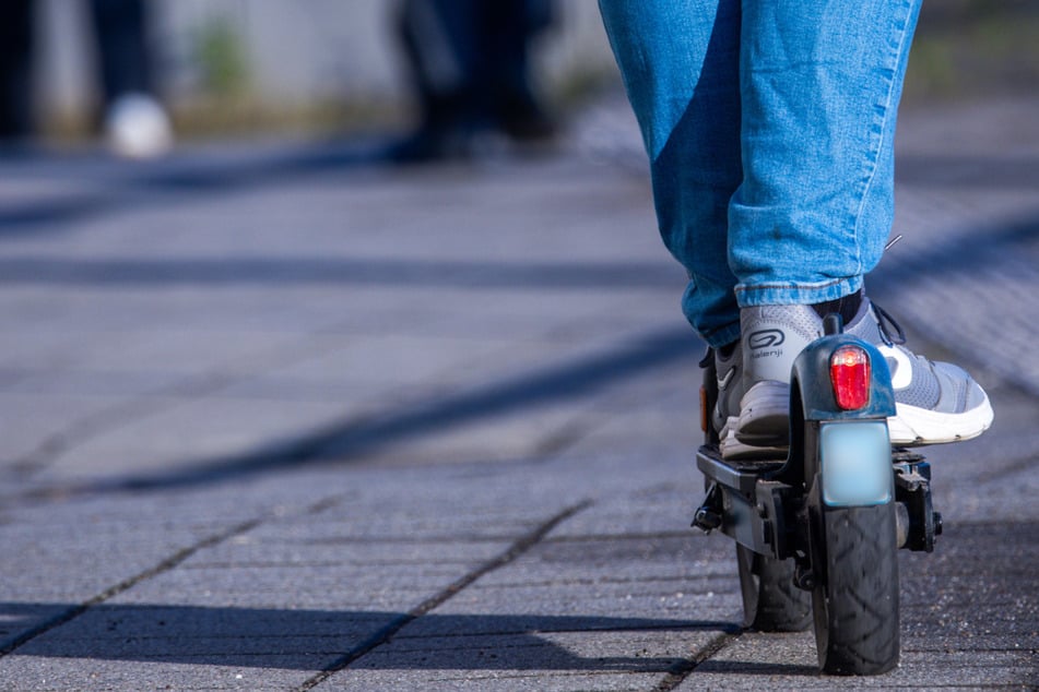Junger E-Scooter-Fahrer prallt mit Auto zusammen - Lebensgefahr!