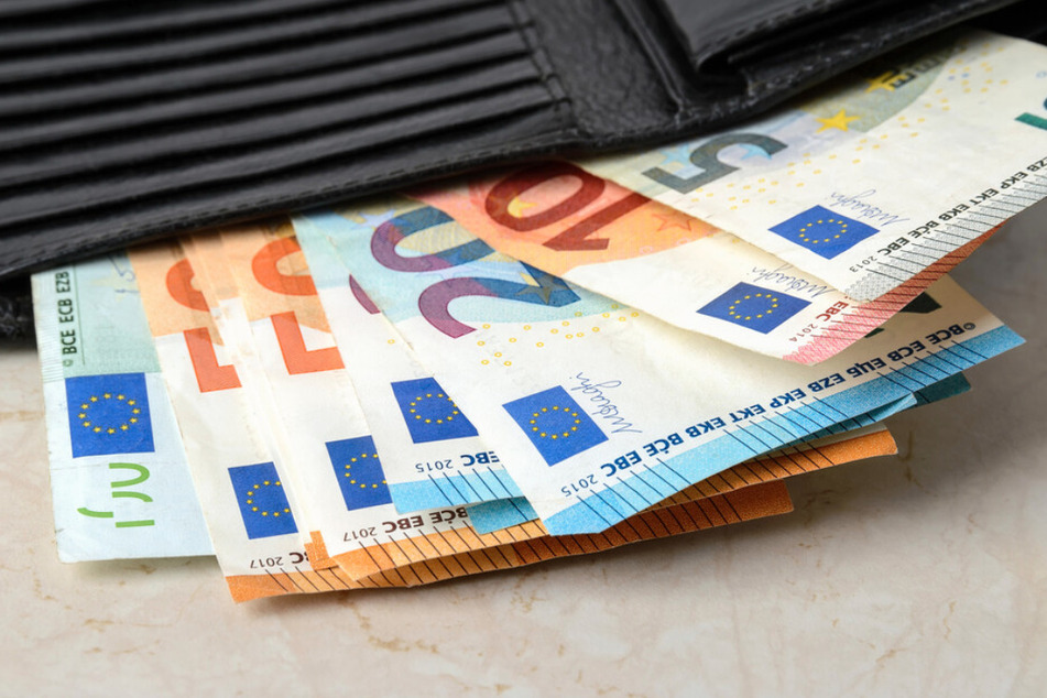 Ein Passant fand mehrere Tausend Euro Bargeld und wollte die Scheine behalten. Allerdings waren die Banknoten wohl nicht echt. (Symbolfoto)