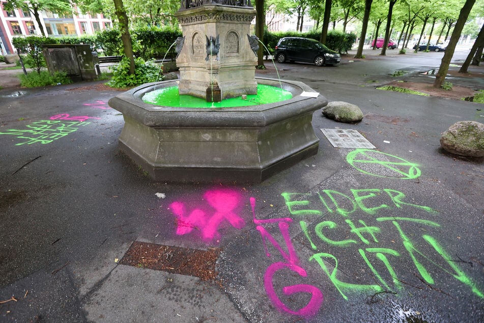 Das Wasser vom Vierländerin-Brunnen in der Innenstadt von Hamburg leuchtet nun giftig grün.