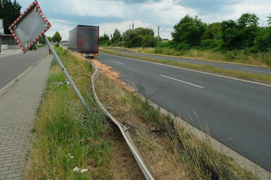 Zuvor prallte der Lkw gegen die Leitplanke.