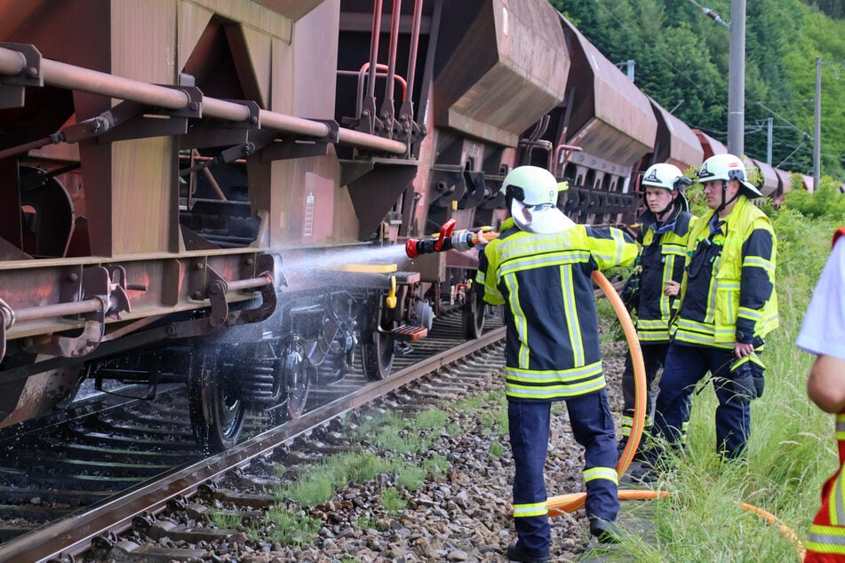 Voller Einsatz an den Schienen: Die Gengenbacher Feuerwehr leistete am Dienstagnachmittag ganze Arbeit.