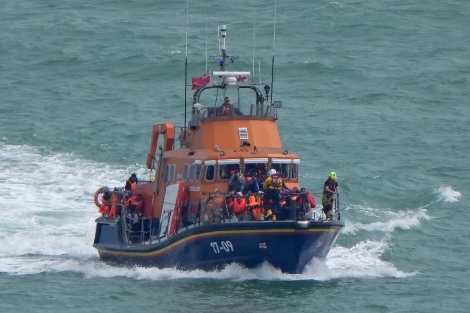 Ein Passagier eines Migrantenbootes erlitt während der Überfahrt nach Großbritannien einen Herzstillstand. (Symbolfoto)