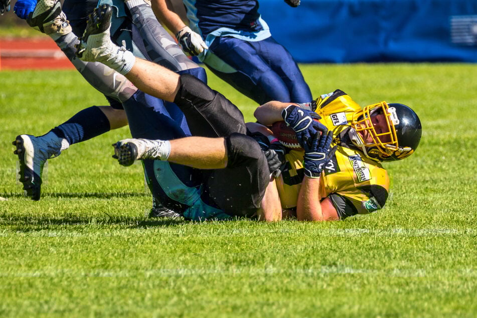 Horror-Szene: Football-Spieler (15) bricht sich bei Brutalo-Foul die Wirbelsäule
