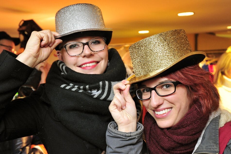So lustig ging's im Januar 2014 zu: Friederike Kömmel (l.) und Lisa-Marie Wendland probierten Hüte. (Archivfoto)