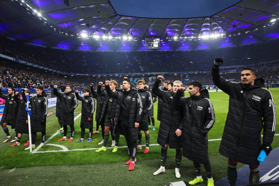 Die Union-Spieler demonstrieren Zusammenhalt mit den mitgereisten 5800 Schlachtenbummlern.