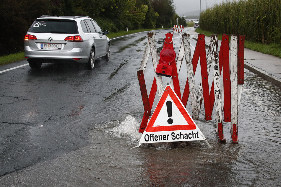 Starke Regenfälle verursachten in Teilen Sloweniens Sturzfluten und Erdrutsche, die Straßen und Brücken blockierten, Gebäude überfluteten und Evakuierungen erzwangen.