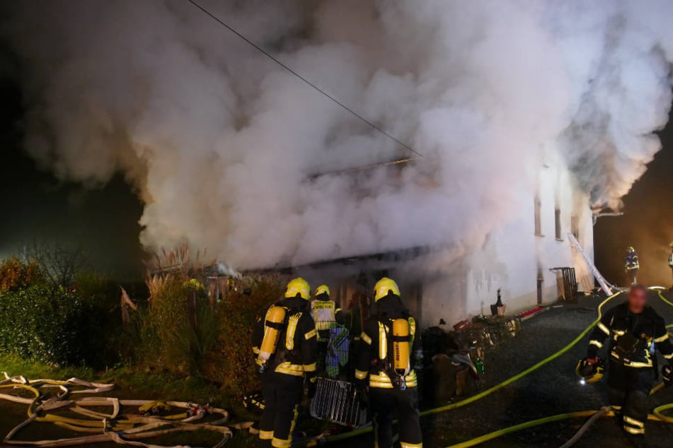 Wohnhaus steht in Vollbrand: 100 Feuerwehrleute kämpfen gegen Flammen - eine Frau stirbt
