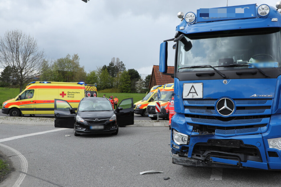 Dre blaue Lkw erfasste den Opel an einer Kreuzung auf der B173.