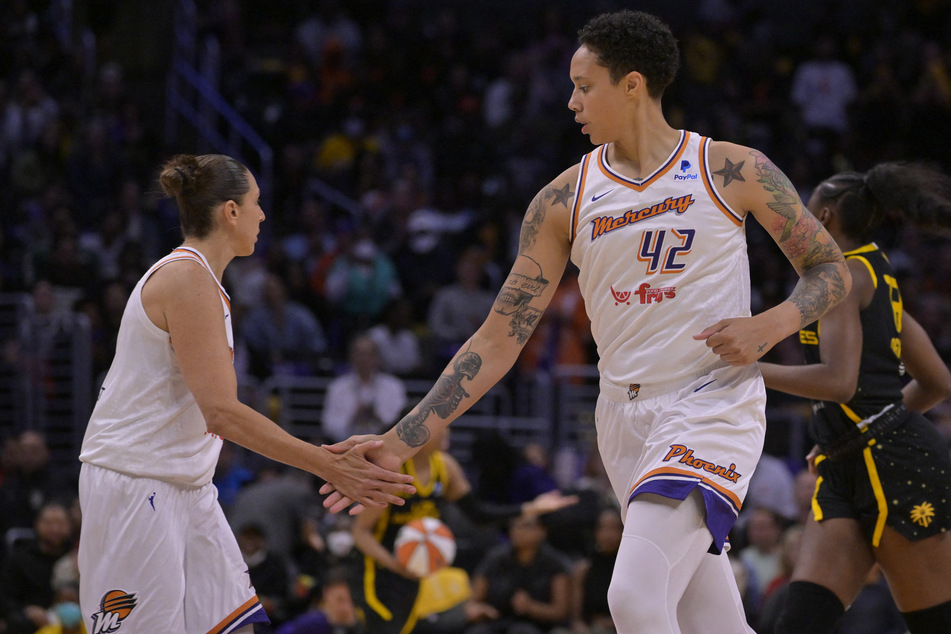 Brittney Griner (r.) made her WNBA comeback for her Phoenix Mercury team against the Los Angeles Sparks on Friday