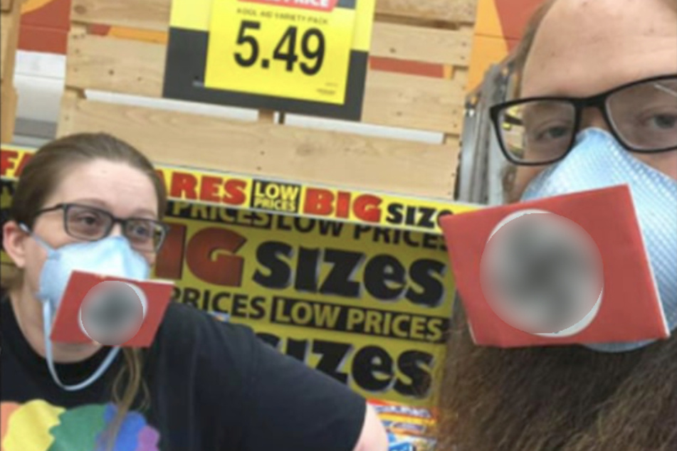 Dustin Hart und seine Frau gingen mit diesem geschmacklosen Mundschutz einkaufen.