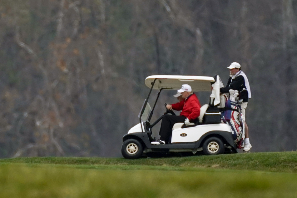 Donald Trump dreht im Golf-Cart seine Runden über einen Platz im National Golf Club in Sterling.