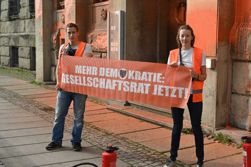 Die Aktivisten Simi (27) und Juliane (26) fordern einen Gesellschaftsrat, damit Deutschland schnell klimaneutral wird.