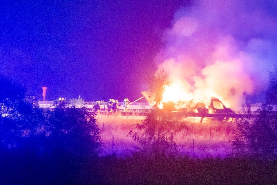 Unfall A17: Transporter brennt komplett aus: Verkehr auf A17 Richtung Prag eingeschränkt