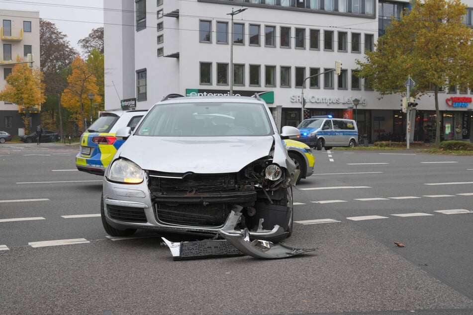 Der VW muss dem Audi in die Fahrerseite gekracht sein.