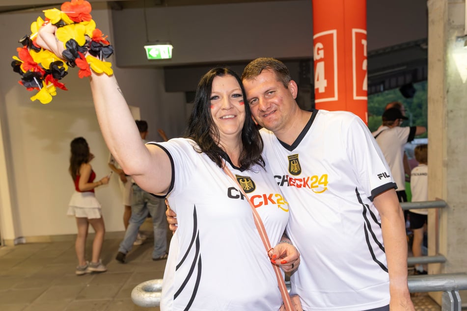Im WM-Fieber war auch das Busfahrer-Paar Heike Kaiser (48) und Heiko Haufe (44).