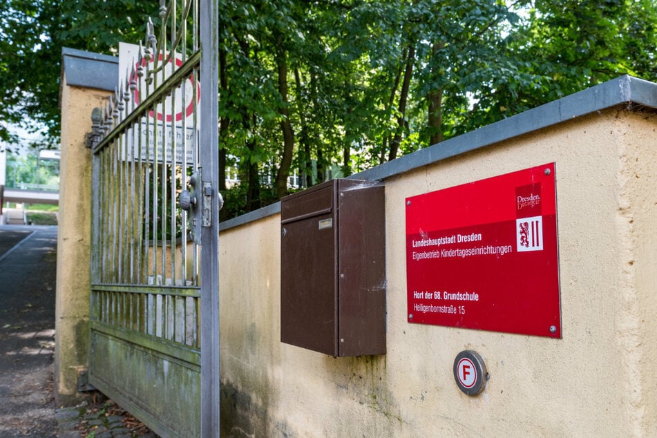 An der 68. Grundschule an der Heiligenbornstraße 15 wurden Schäden am Altbau festgestellt.