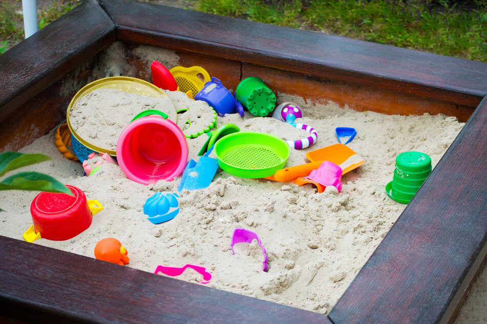 Für einen Sandkasten sollte man gekennzeichneten Spielsand verwenden.