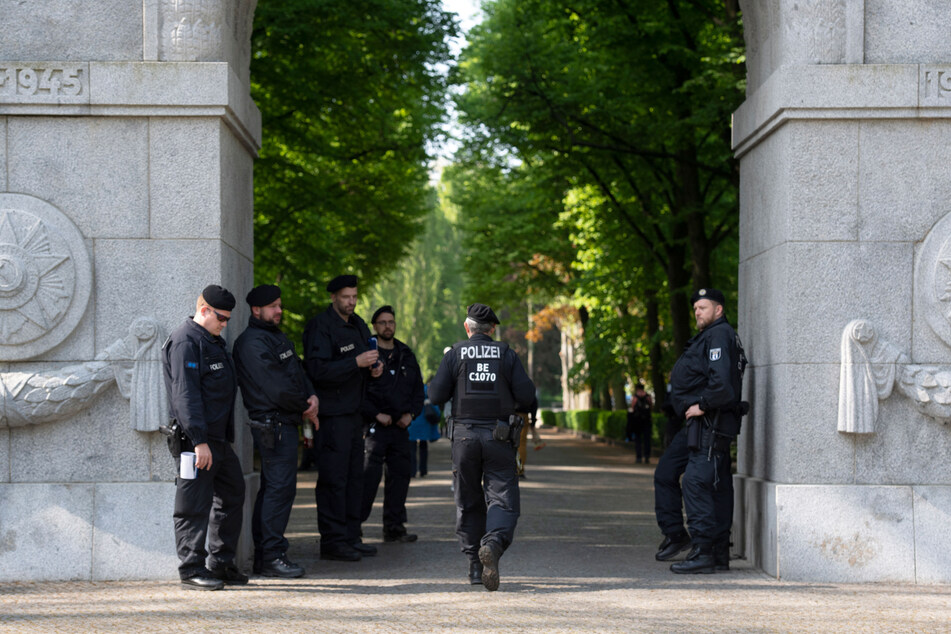 Polizisten patrouillieren vor dem Eingang des Ehrenmal-Geländes im Treptower Park.