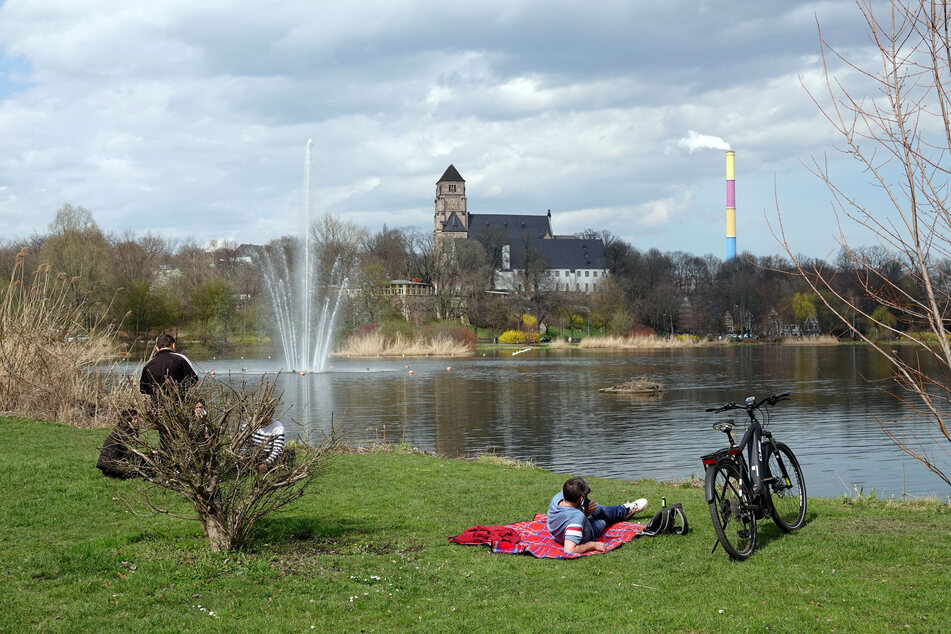Das Thermometer fährt Achterbahn: Waren es am Sonntag angenehme 19 Grad am Schlossteich in Chemnitz...