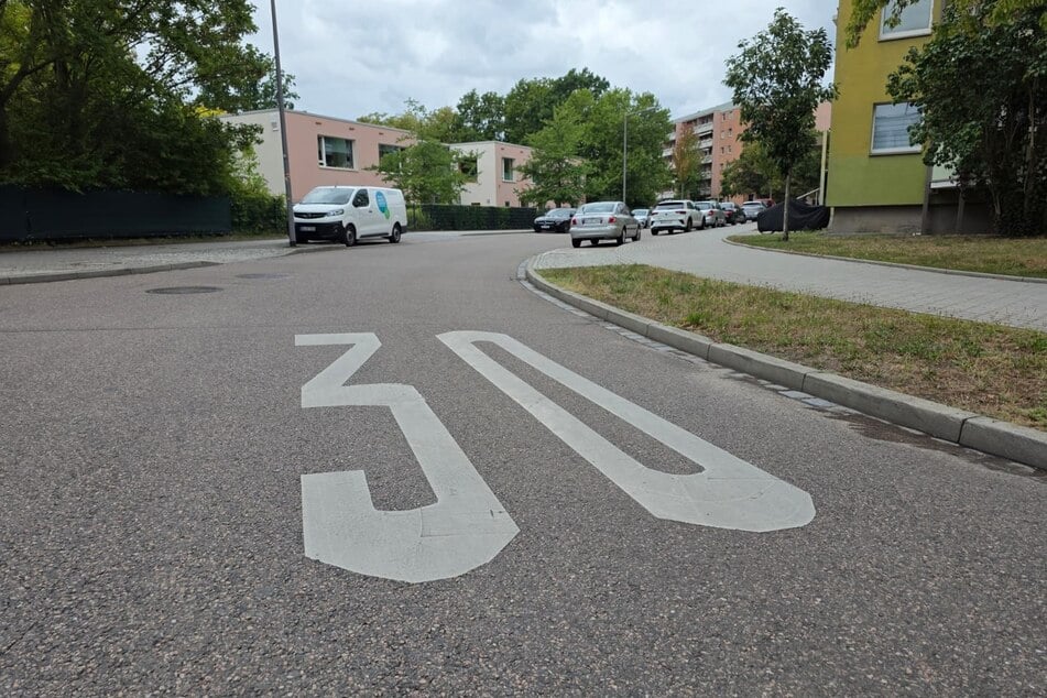 Das Gerät steht in einer 30er-Zone auf der Georg-Palitzsch-Straße.
