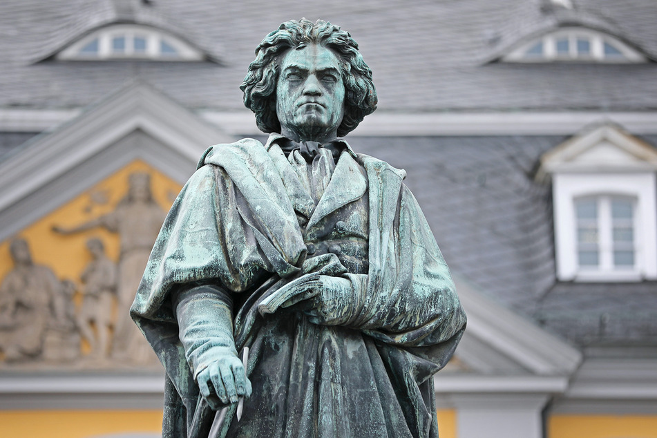 A statue of the composer Ludwig van Beethoven is located in Bonn.