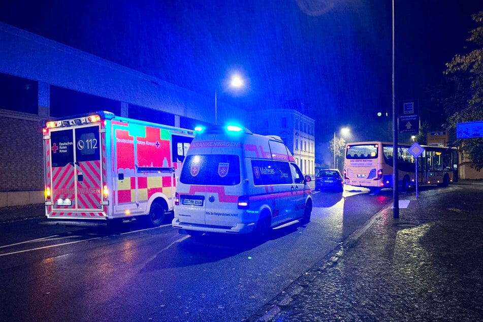 Der Autofahrer konnte nicht mehr bremsen und fuhr dem Bus auf.