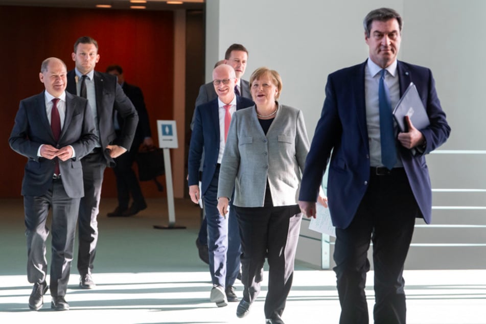 Bundeskanzlerin Angela Merkel (2.v.r., CDU) kommt zusammen mit Olaf Scholz (l, SPD), Bundesfinanzminister, Markus Söder (r, CSU), Ministerpräsident von Bayern, und Peter Tschentscher (M, SPD), Erster Bürgermeister von Hamburg zu einer Pressekonferenz im Bundeskanzleramt.