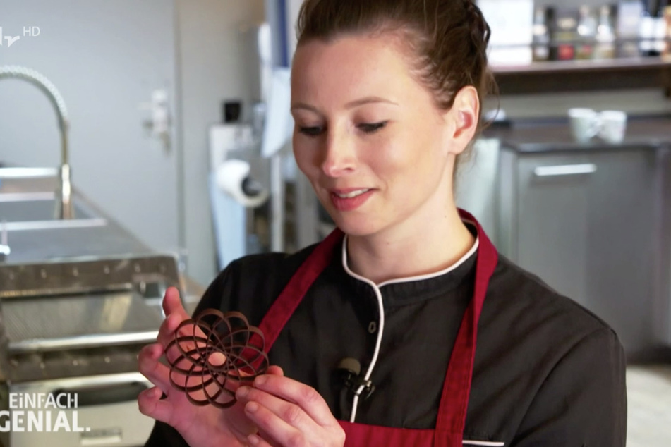 Chocolatier-Azubine Bettina Müller ist vom druckfrischen und perfekten Ergebnis angetan.