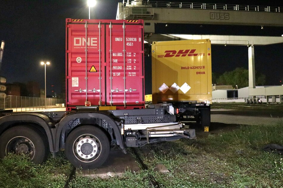 Zwei Schwergewichte unter sich: Ein Güterzug machte unfreiwillige Bekanntschaft mit einem Lkw.